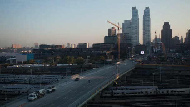 Časová osa manhattanského panoramatu v centru města z vyhlídkového místa při východu slunce — Stock video