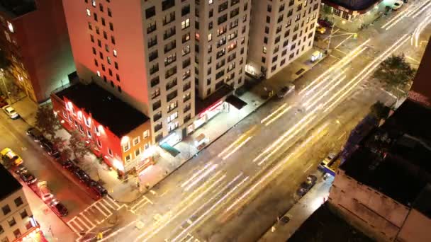 Time-lapse shlíží dolů na New York ulici rychle se pohybující provoz v noci — Stock video