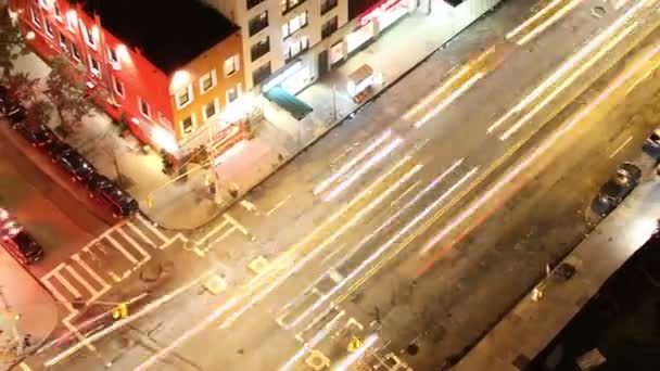 Time-lapse mirando hacia abajo en una calle de Nueva York de tráfico rápido en movimiento por la noche — Vídeo de stock