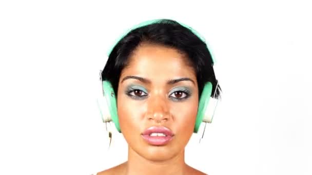 Schot retro koptelefoon op hoofd van een vrouw te veranderen — Stockvideo