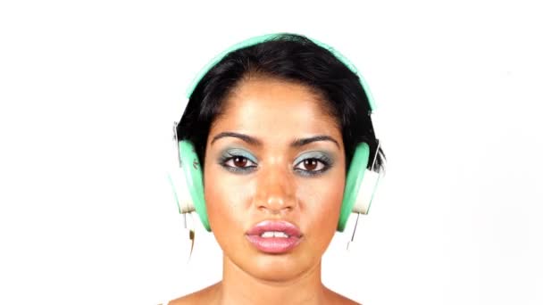 Βολή της αλλαγής ρετρό ακουστικά στο κεφάλι της γυναίκας — Αρχείο Βίντεο