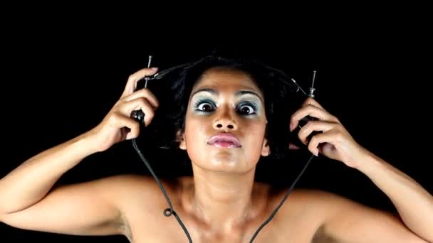 Βολή της αλλαγής ρετρό ακουστικά στο κεφάλι της γυναίκας — Αρχείο Βίντεο