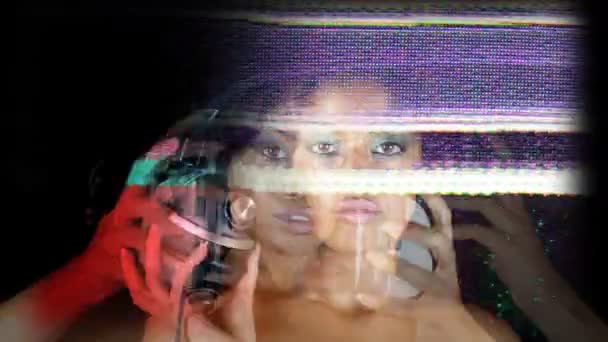 Prise de vue d'un casque rétro changeant sur la tête d'une femme — Video