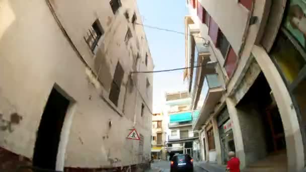 Вид на время, снятый с мотопробега по городу Сиджес — стоковое видео