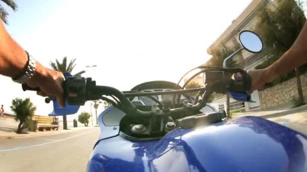 Вид на Тімелапсе, захоплений мотоциклом, що їздить навколо міста сидячих місць — стокове відео