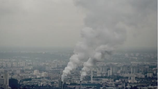 Rook van een industriële schoorsteen — Stockvideo
