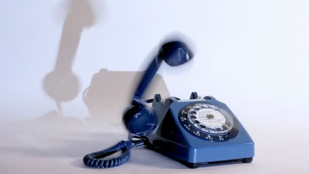 Detención de un timbre telefónico de estilo antiguo — Vídeos de Stock