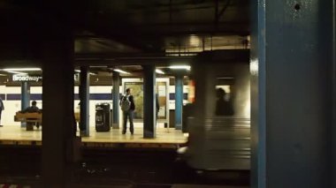 new york metro tren istasyona geliyor