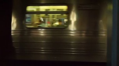 new york metro tren istasyona geliyor