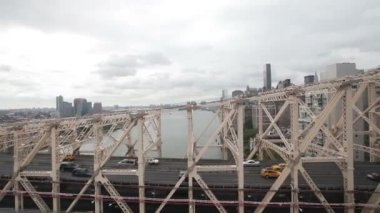 roosevelt Adası ile manhattan bağlayan kablo araba göster