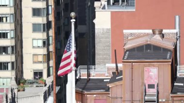 Amerikan bayrağı ile new York'ta çatılara görünümünü