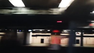 new york metro tren istasyona geliyor