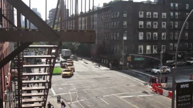 yangın merdiveni ön planda olan new york street scene