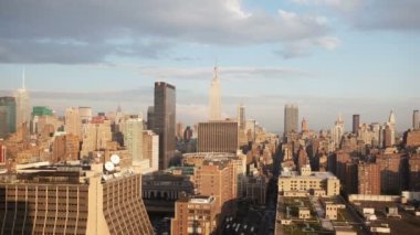 yüksek bir noktadan manhattan siluetinin manzarasına