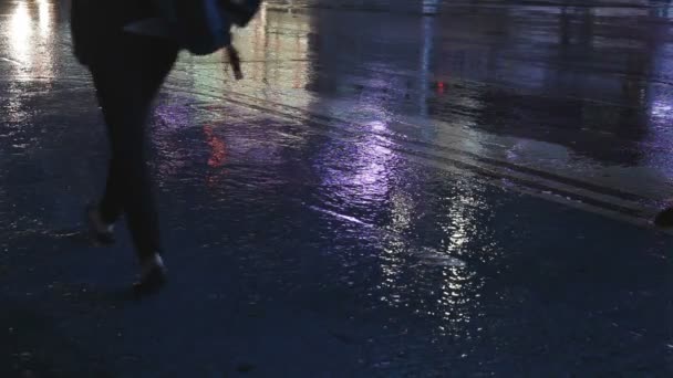 在多雨潮湿的夜晚，纽约时报广场 — 图库视频影像