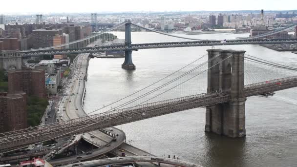 Нижний Манхэттенский горизонт и Бруклинский мост с высокой точки обзора — стоковое видео