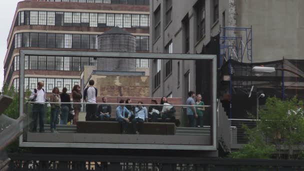 Een schot van een deel van de nieuwe highline park, in new york — Stockvideo