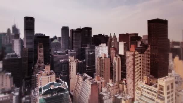 Vista do horizonte de Manhattan a partir de um ponto de vista elevado — Vídeo de Stock