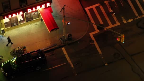 Dívat se dolů na chodník v new Yorku v noci — Stock video
