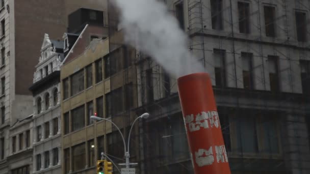 El humo sale de una chimenea del metro de Nueva York — Vídeos de Stock