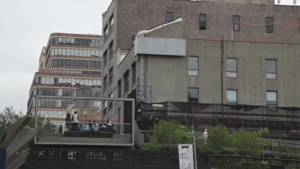 Eine Aufnahme eines Teils des neuen Highline Parks in New York — Stockvideo