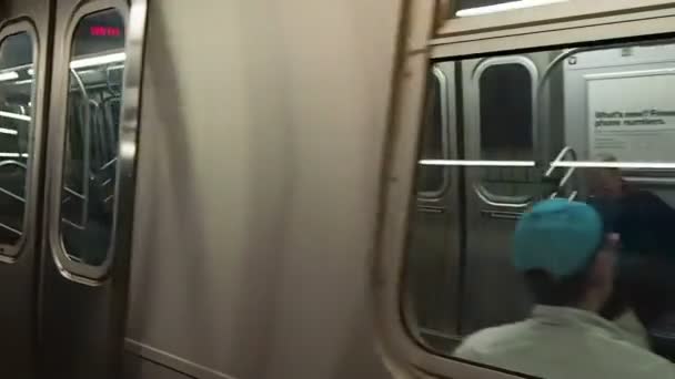 Treno della metropolitana di New York in arrivo alla stazione — Video Stock