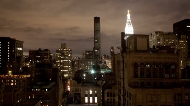 Timelapse do horizonte de manhattan de um ponto alto da noite — Vídeo de Stock