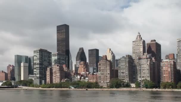 Timelapse de Manhattan skyline de una isla roosevelt — Vídeos de Stock