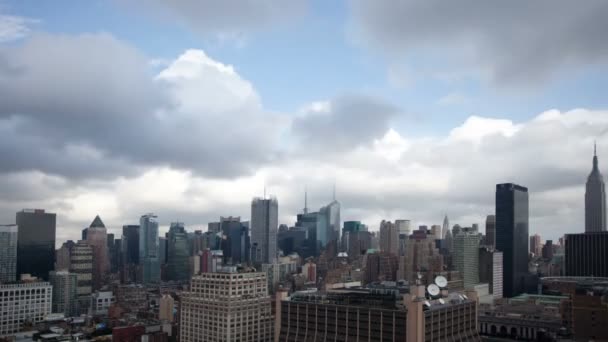 Vista do horizonte de Manhattan a partir de um ponto de vista elevado — Vídeo de Stock