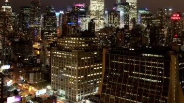 yüksek bir noktadan manhattan siluetinin manzarasına