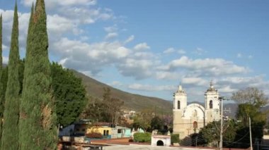 bir timelapse bir kilise sınırı üzerinde güneş batıyor