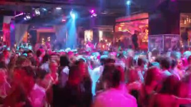 bir hedef kitleye gece kulübünde dans fotoğrafını Timelapse