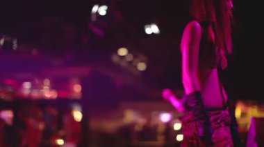 bir gece kulübünde sahnede performans gogo dans