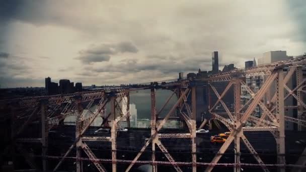 Vista desde el teleférico que une la isla Rosevelt con Manhattan — Vídeos de Stock