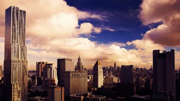 Zeitraffer der Skyline von Manhattan und des Gehry-Gebäudes — Stockvideo