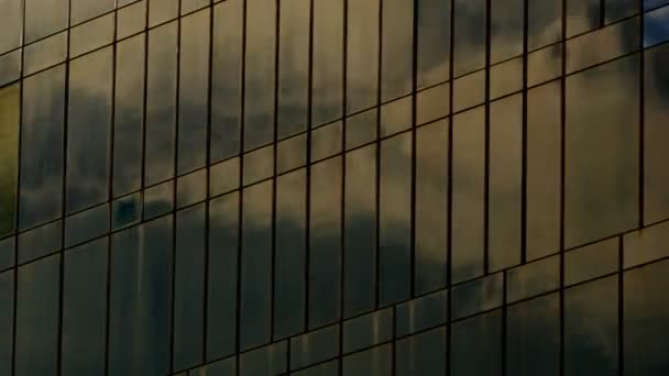 Clouds reflected in office building — Stock Video