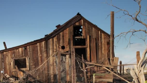 Oude houten huis in de mojave-woestijn geruïneerd — Stockvideo