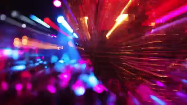 Abstrakte Aufnahme aus einem Nachtclub, Nahaufnahme eines Glitzerballs — Stockvideo