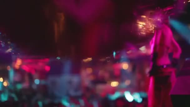 Fotografía abstracta en un club nocturno, cerca de una bola de purpurina — Vídeo de stock