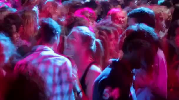 Аудиторія танці в нічному клубі — стокове відео