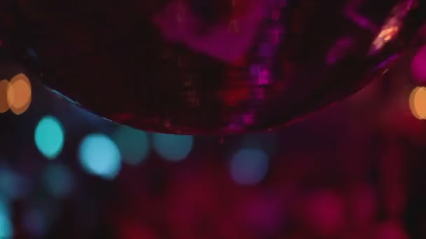 Fotografía abstracta de un club nocturno, primer plano de una bola de purpurina — Vídeos de Stock