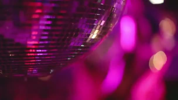 Scatto astratto di in un nightclub, primo piano di un glitterball — Video Stock