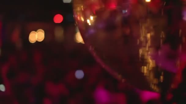 Abstracte shot van in een nachtclub, close-up van een glitterball — Stockvideo