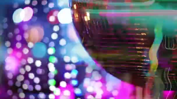 Abstracte shot van in een nachtclub, close-up van een glitterball — Stockvideo
