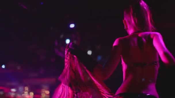 Танцовщица Гого выступает на сцене в ночном клубе — стоковое видео