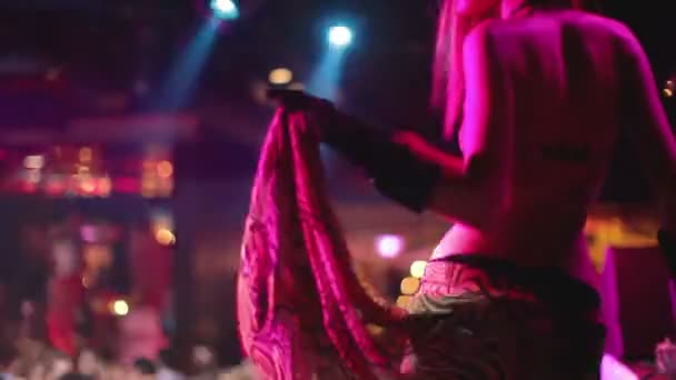 Gogo danser op het podium in een nachtclub uitvoeren — Stockvideo