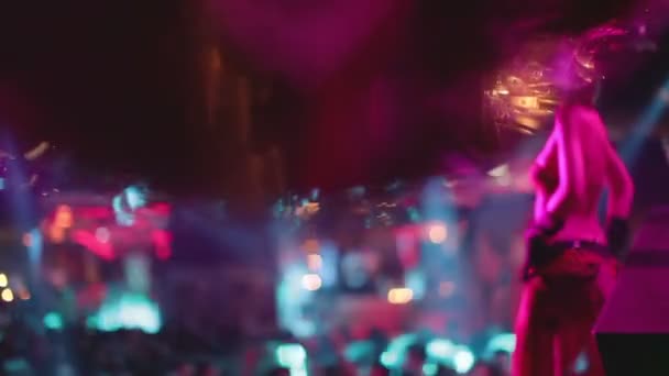 Танцовщица Гого выступает на сцене в ночном клубе — стоковое видео