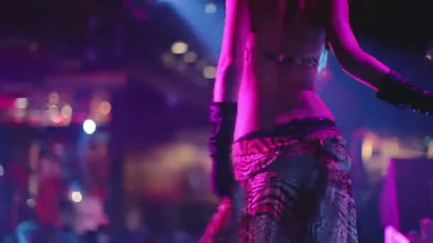 Una bailarina de gogo actuando en el escenario en un club nocturno — Vídeos de Stock