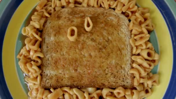 Stop motion animatie met spaghetti letters op toast — Stockvideo