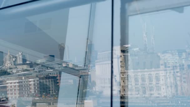 Weerspiegeling van de skyline van Londen in oxo tower venster — Stockvideo